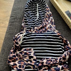 Light hooded sweat shirt